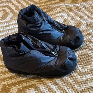 Mountain Hardware insulated zip-up puffer shoes